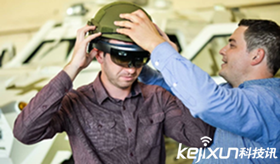 微软HoloLens眼镜发售 售价高达4万元
