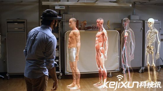 微软HoloLens眼镜发售 售价高达4万元