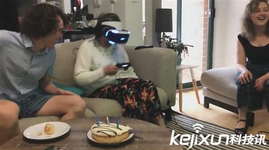 80岁老奶奶玩PS VR 掏出真枪射击屏幕！