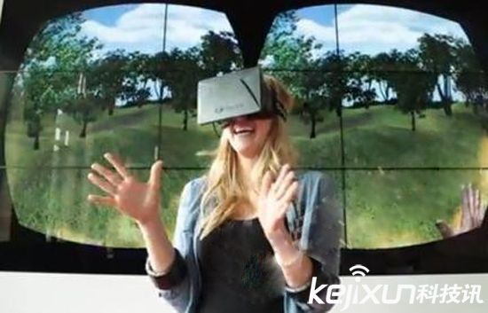 昆明女子玩VR跳楼游戏摔断门牙 体验VR需谨慎