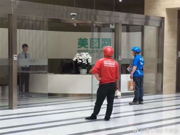 场面尴尬：美团门口来了百度、饿了么外卖小哥