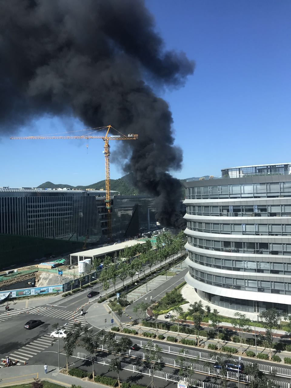 腾讯新总部工地发生大火浓烟冲天 尚不清楚原因