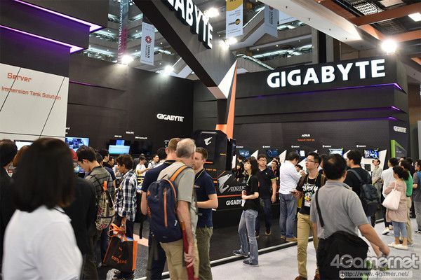 720度全方位旋转 台北电脑展技嘉展示最新VR游戏框体