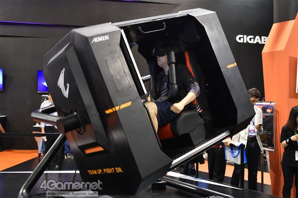 720度全方位旋转 台北电脑展技嘉展示最新VR游戏框体