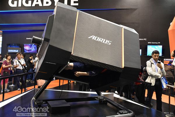 720度全方位旋转 台北电脑展技嘉展示最新VR游戏框体